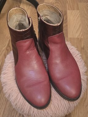 FitFlop Two-Tone Red and Metallic Croc Embossed Boots Sz US 10